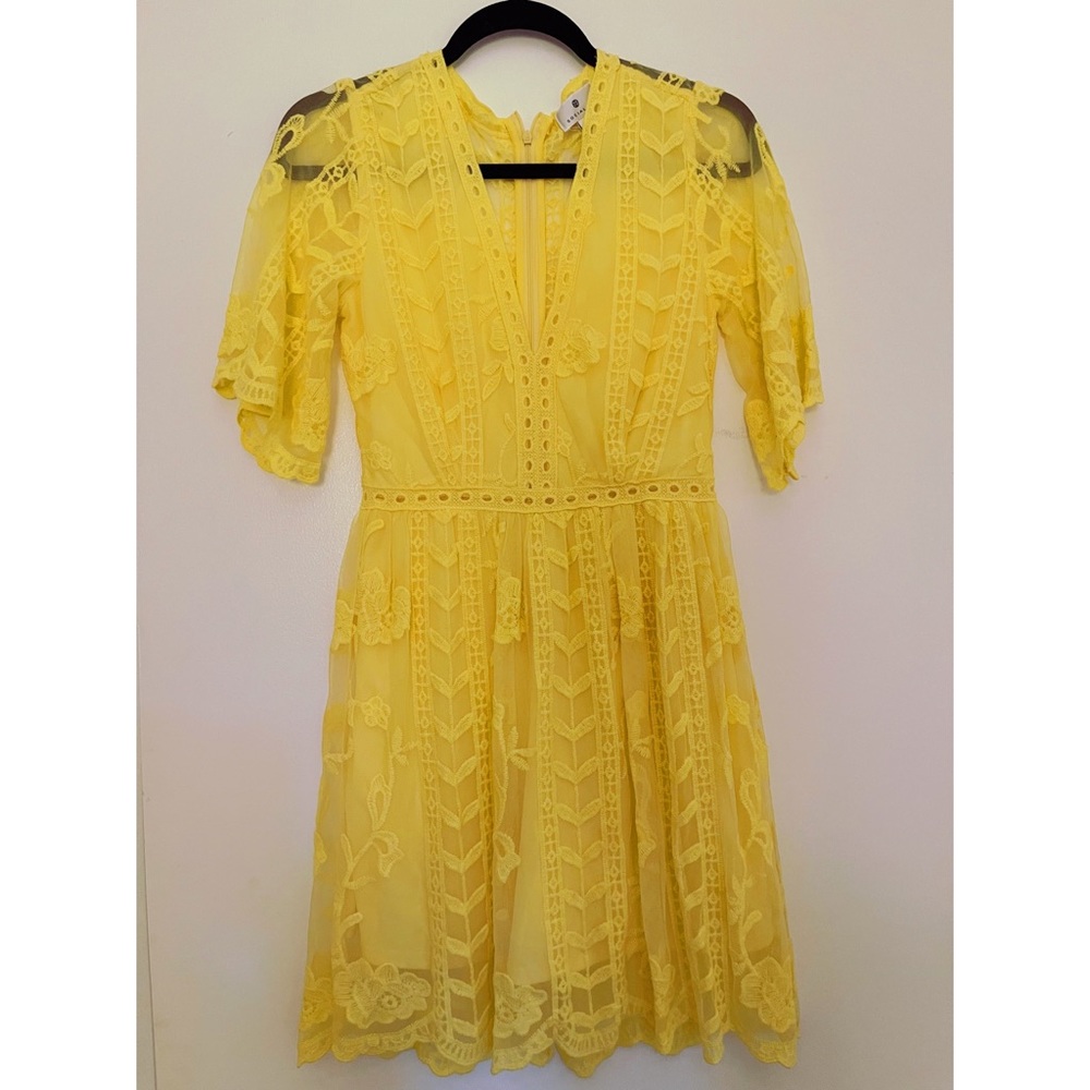 Socialite yellow lace dress
